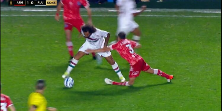 Marcelo quebra perna de adversário, é expulso e Flu arranca empate na Argentina