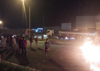 Pista da BR 101 é liberada por parentes de adolescentes desaparecidos depois de quase quatro horas; veja vídeo