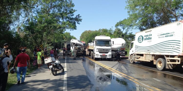 Acidente envolvendo três carretas deixa trânsito lento na BR-101 perto da Serra Acidente envolvendo três carretas deixa trânsito lento na BR-101 perto da Serra