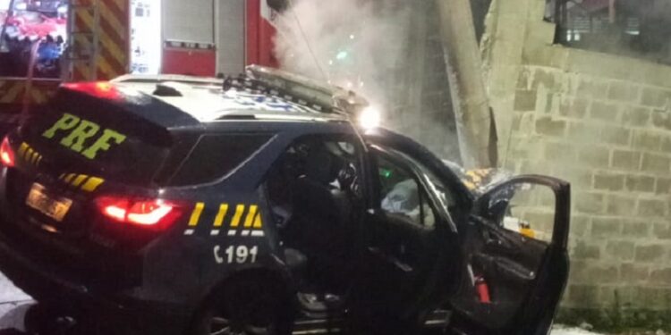 Viatura da PRF colide contra poste em Guarapari, em acompanhamento a veículo com suspeita de roubo Viatura da PRF colide contra poste em Guarapari, em acompanhamento a veículo com suspeita de roubo