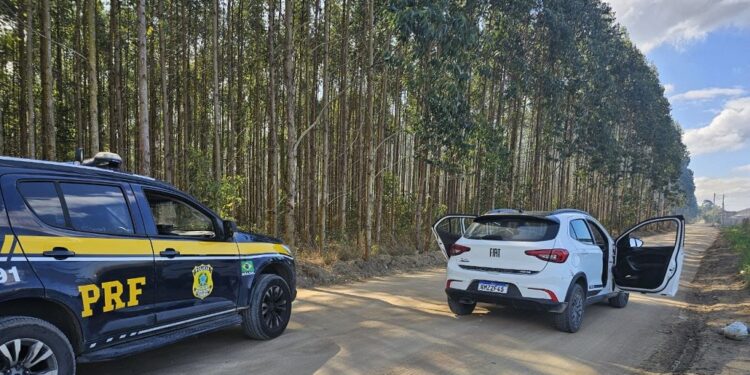 Homem com carro roubado foge de blitz, é alcançado e preso pela PRF em São Mateus Homem com carro roubado foge de blitz, é alcançado e preso pela PRF em São Mateus