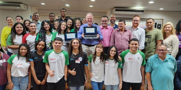 Governo vai distribuir quase 20 mil chromebooks para escolas da Rede Estadual Governo vai distribuir quase 20 mil chromebooks para escolas da Rede Estadual