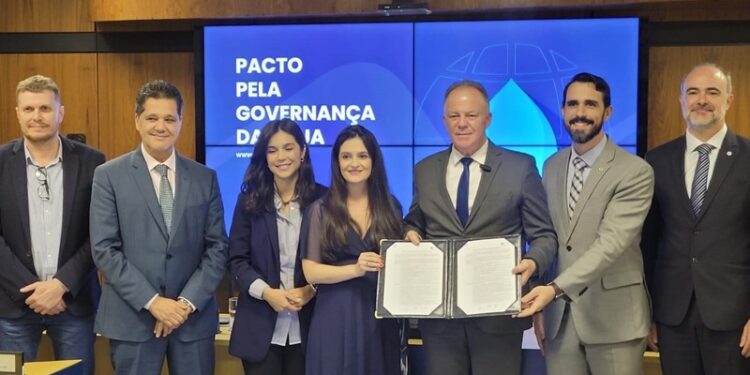 Governador Casagrande assina pacto pela governança da água no Estado