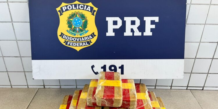 PRF prende homem com 15 kg de pasta base de cocaína em ônibus que vinha de BH para Vitória