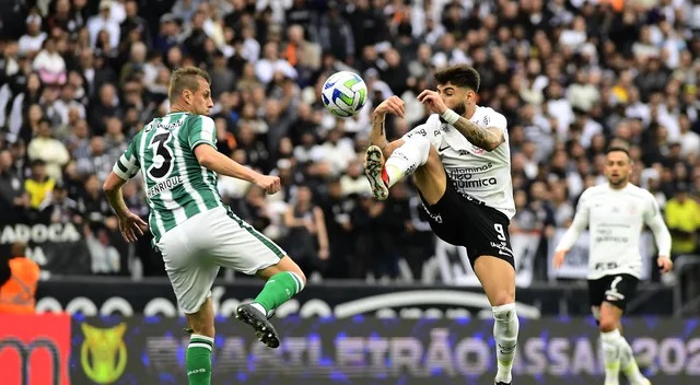 Corinthians bate Coritiba de virada e chega a 11 jogos invicto