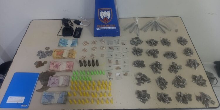 PM apreende mais de 3 mil pinos de cocaína e 870 pedras de crack, além de dinheiro em Vitória e Cariacica PM apreende mais de 3 mil pinos de cocaína e 870 pedras de crack, além de dinheiro em Vitória e Cariacica