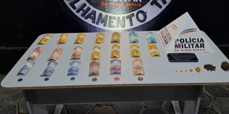 PM prende dois adultos e apreende um adolescente por tráfico em bairros de Mantena PM prende dois adultos e apreende um adolescente por tráfico em bairros de Mantena