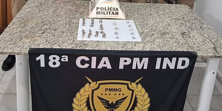 PM apreende 2 adolescentes vendendo drogas em São João do Manteninha PM apreende 2 adolescentes vendendo drogas em São João do Manteninha