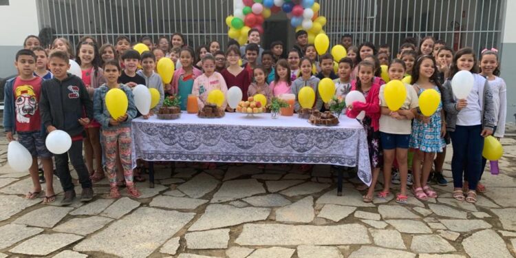 Escola de Barra de São Francisco recria ‘foto escolar’ para comemorar Dia do Estudante