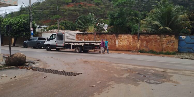 Chuva de mais de 10 mm na noite desta quarta, 30, enche ruas de lama e areia e Barra de São Francisco Chuva de mais de 10 mm na noite desta quarta, 30, enche ruas de lama e areia e Barra de São Francisco