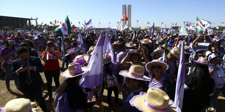 Marcha das Margaridas deve reunir mais de 100 mil mulheres em Brasília