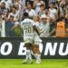 Com vacilo da zaga, Grêmio perde para  o Santos e deixa o G-4 do Brasileirão
