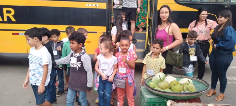 Estudantes da EMEFTI Elizabeth Trzsoseki visitam Feira Livre da Rua Mineira