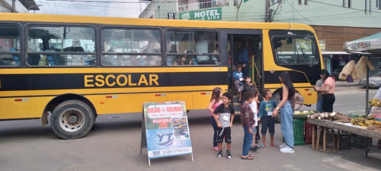 Estudantes da EMEFTI Elizabeth Trzsoseki visitam Feira Livre da Rua Mineira