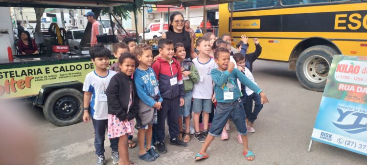 Estudantes da EMEFTI Elizabeth Trzsoseki visitam Feira Livre da Rua Mineira