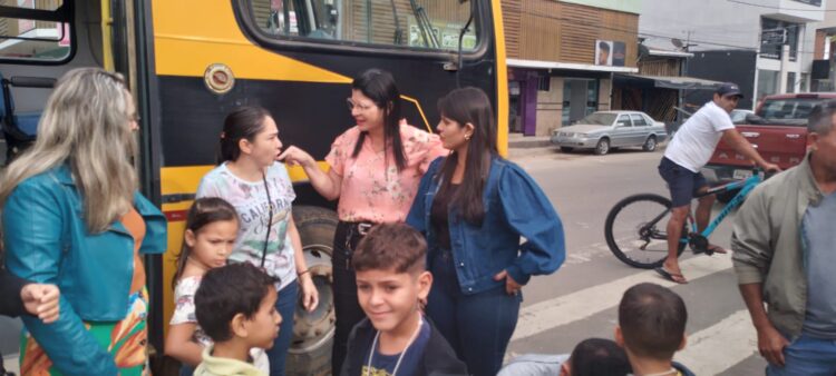 Estudantes da EMEFTI Elizabeth Trzsoseki visitam Feira Livre da Rua Mineira