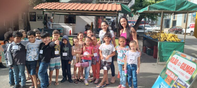 Estudantes da EMEFTI Elizabeth Trzsoseki visitam Feira Livre da Rua Mineira