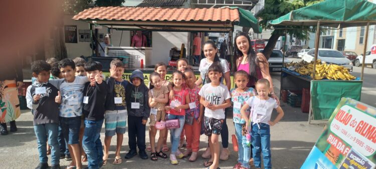 Estudantes da EMEFTI Elizabeth Trzsoseki visitam Feira Livre da Rua Mineira
