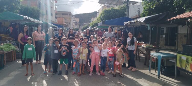 Estudantes da EMEFTI Elizabeth Trzsoseki visitam Feira Livre da Rua Mineira