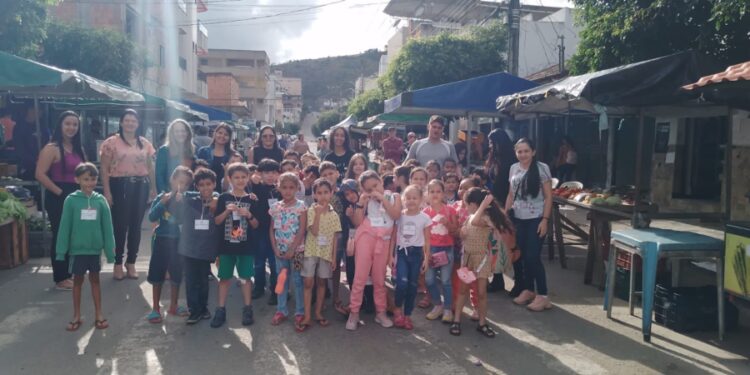 Estudantes da EMEFTI Elizabeth Trzsoseki visitam Feira Livre da Rua Mineira