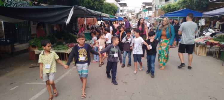 Estudantes da EMEFTI Elizabeth Trzsoseki visitam Feira Livre da Rua Mineira