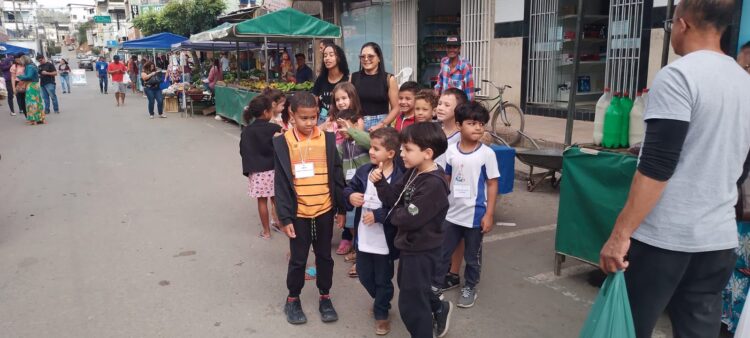 Estudantes da EMEFTI Elizabeth Trzsoseki visitam Feira Livre da Rua Mineira