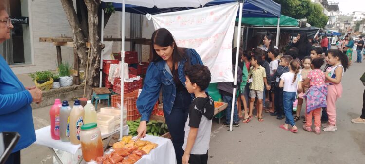 Estudantes da EMEFTI Elizabeth Trzsoseki visitam Feira Livre da Rua Mineira