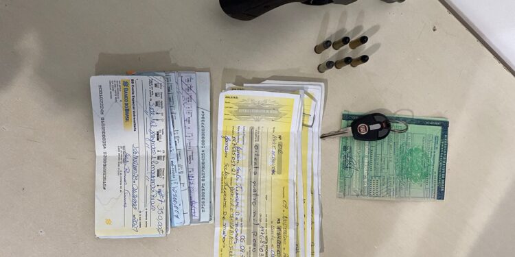 Duas pessoas foram detidas e arma, munições e cheques foram apreendidos Duas pessoas foram detidas e arma, munições e cheques foram apreendidos