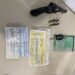 Duas pessoas foram detidas e arma, munições e cheques foram apreendidos
