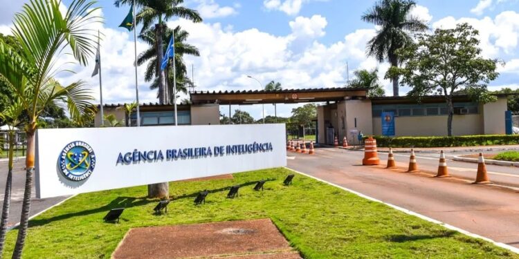 Inteligência brasileira vai aposentar WhatsApp, diminuir influência militar  e incluir governos estaduais