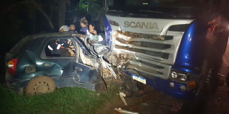 Acidente na BR 101 Sul, em Itapemirim, deixou 2 mortos na noite desta quinta, 31