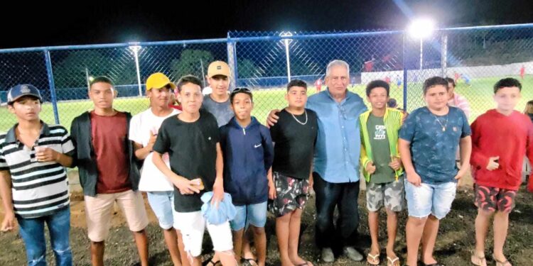 Enivaldo entrega iluminação e vestiários do campo de Itaperuna Enivaldo entrega iluminação e vestiários do campo de Itaperuna