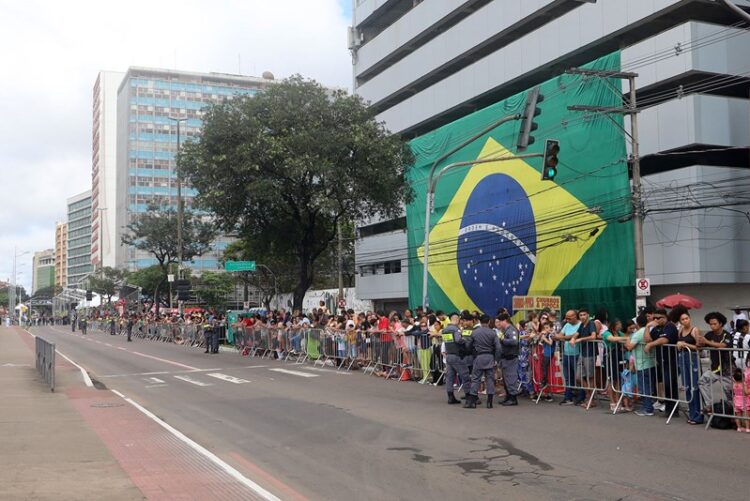 Desfile Cívico-Militar reúne mais de 10 mil pessoas em Vitória