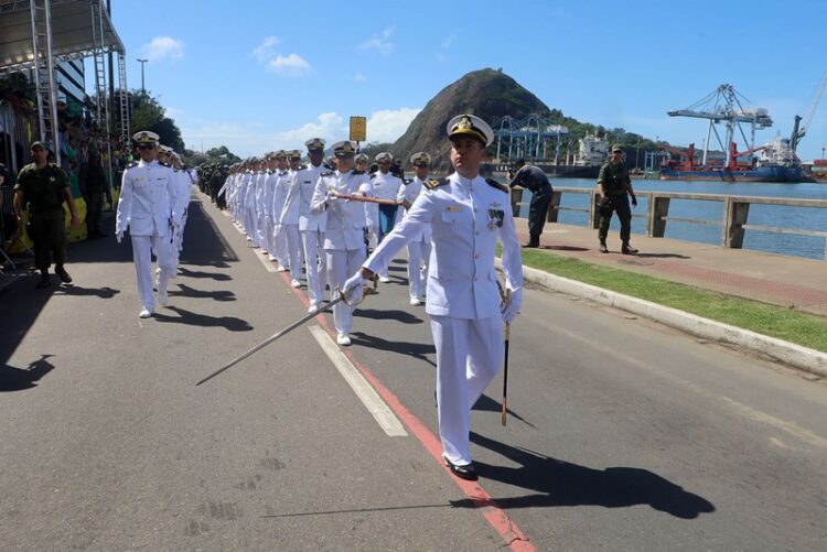 Desfile Cívico-Militar reúne mais de 10 mil pessoas em Vitória
