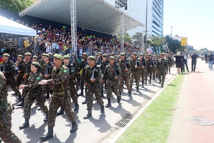 Desfile Cívico-Militar reúne mais de 10 mil pessoas em Vitória