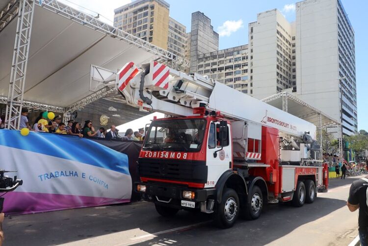 Desfile Cívico-Militar reúne mais de 10 mil pessoas em Vitória
