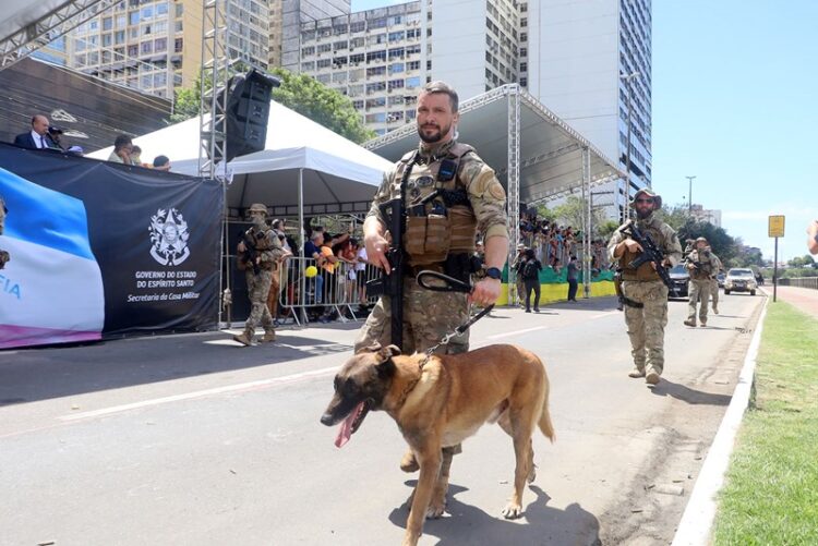 Desfile Cívico-Militar reúne mais de 10 mil pessoas em Vitória