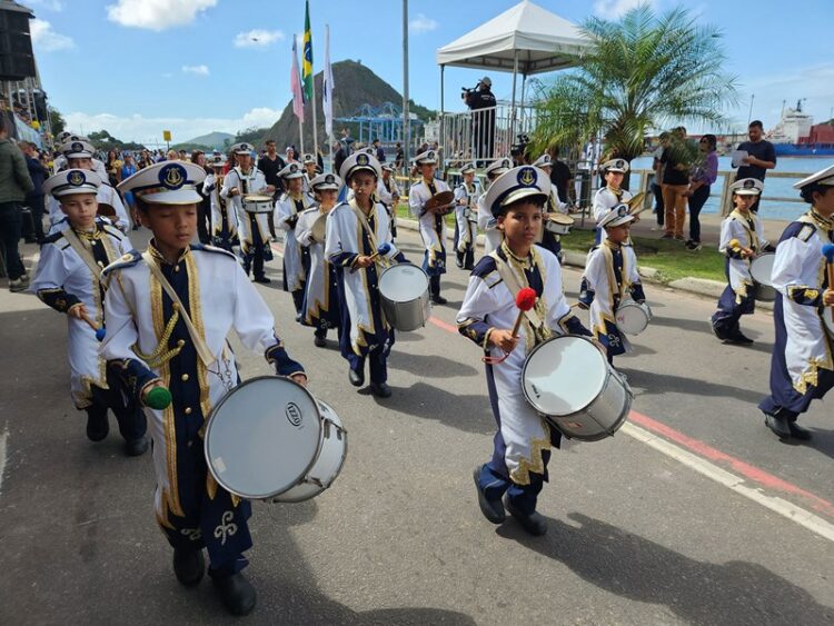 Desfile Cívico-Militar reúne mais de 10 mil pessoas em Vitória