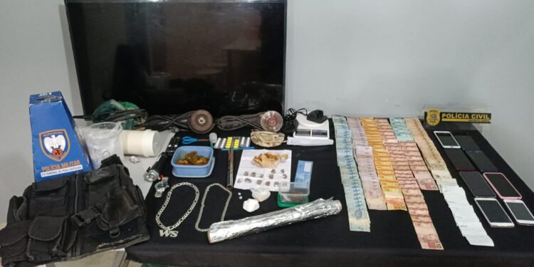 PM apreende muitas drogas, dinheiro e outros materiais com traficantes em Montanha PM apreende muitas drogas, dinheiro e outros materiais com traficantes em Montanha