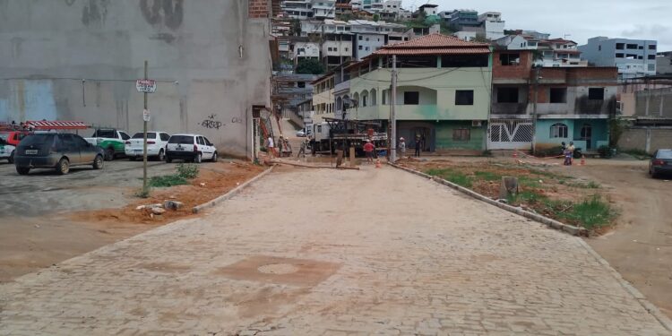 Investimentos na melhoria da rede de iluminação prosseguem mesmo no feriado em Barra de São Francisco Investimentos na melhoria da rede de iluminação prosseguem mesmo no feriado em Barra de São Francisco