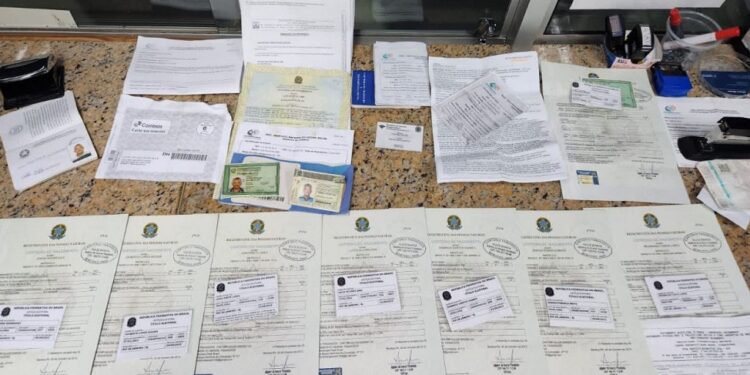 PRF prende na BR-101, em São Mateus, dois homens acusados de aplicarem golpes contra o INSS PRF prende na BR-101, em São Mateus, dois homens acusados de aplicarem golpes contra o INSS