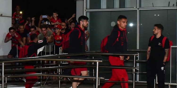 Brasileirão: Sob protestos, Flamengo chega ao ES para jogar contra o Furacão