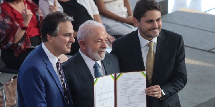 Governo federal prepara programa com bolsa e poupança para quem permanecer na escola