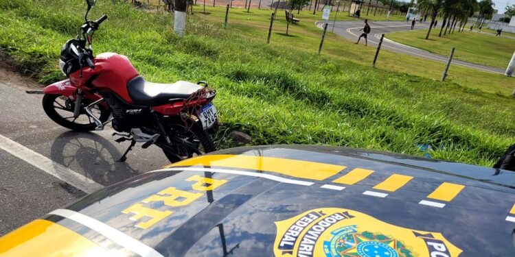 PRF apreende moto de revenda em Santa Catarina com placa clonada e 37 notificações na Serra
