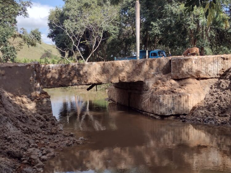 SEMTE entrega ponte 106 construída com 32 blocos de escória de granito na Barra do Paulista