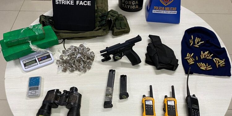 PM detém traficante e apreende arma e drogas em bairro de Cariacica PM detém traficante e apreende arma e drogas em bairro de Cariacica