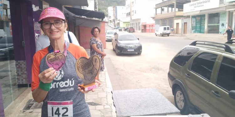 Corredora de São Mateus de 72 anos é destaque na Corrida Outubro Rosa em Barra de São Francisco