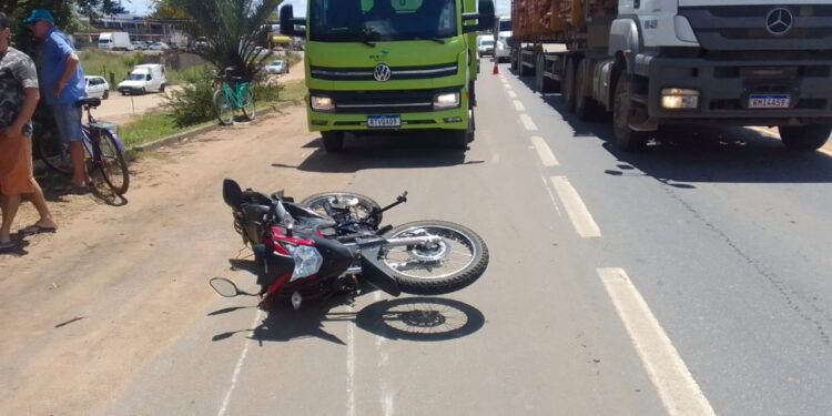 Acidente com viatura da PCES deixa um motociclista morto em Linhares Acidente com viatura da PCES deixa um motociclista morto em Linhares