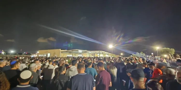 Funeral de brasileira reúne uma multidão em cidade de Israel Funeral de brasileira reúne uma multidão em cidade de Israel