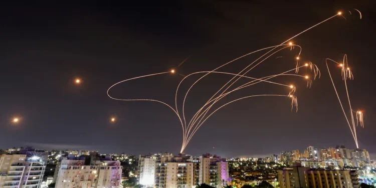 Israel e Hamas: 3º dia de conflito começa com 1,2 mil mortes confirmadas e novos ataques